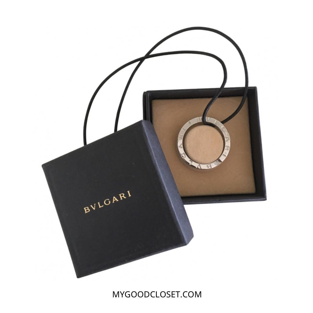 A gift to give yourself !
#bvlgari #bulgari #keyring #keyrings #pendant #pendants #smartfashion #prelovedluxury #mygoodcloset #instagood #instaphoto