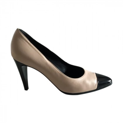 Chanel pumps in pink leather with black toe 